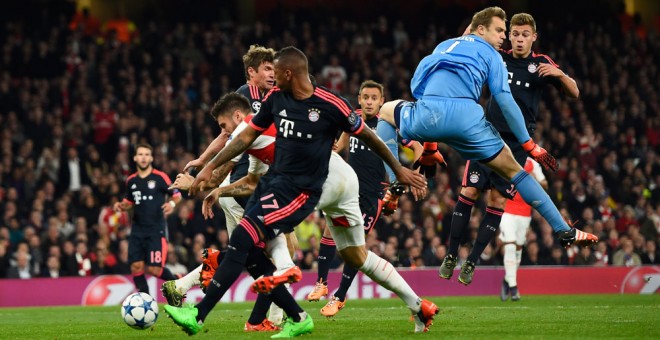 Momento en el que Neuer falla en la salida y anota Giroud el primer gol del partido. /REUTERS