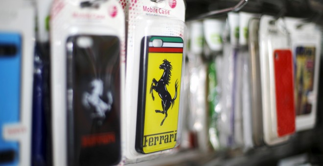 El logo de Ferrari en una carcasa de móvil, en una tienda en Santiago d Chile. REUTERS/Ivan Alvarado