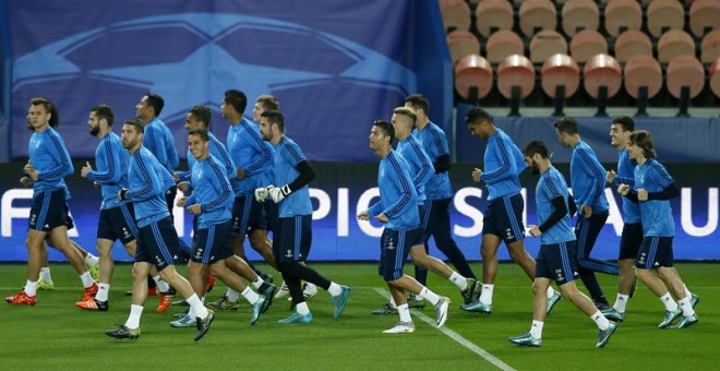 Los jugadores del Real Madrid entrenando ayer en el Parque de los Príncipes de París. /EFE