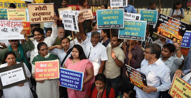 Manifestación en Nueva Delhi en protesta por la muerte de dos niños pequeños quemados. AFP