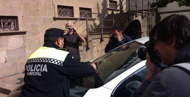 Jefe de la policía local mientras multa a los vehículos de la Guardia Civil. EUROPA PRESS