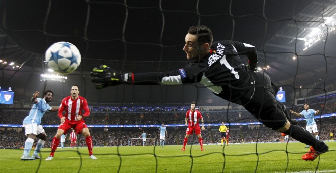 El portero del Sevilla, Sergio Rico, trata de evitar el primer tanto del Manchester City. - REUTERS