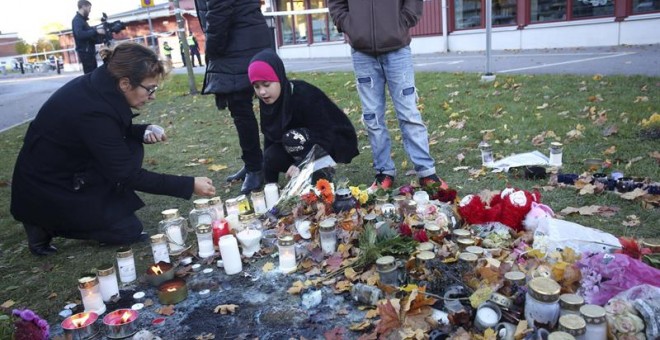 Varias personas encienden velas en homenaje a las víctimas del ataque. - EFE