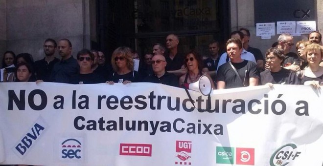 Trabajadores de CaixaCatalunya, en una protesta. EUROPA PRESS