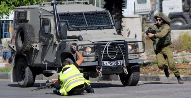 Un atacante palestino, vestido de periodista, apuñala a ua soldado israelí antes de caer fulminado por los disparos del Ejército hebreo cerca de la ciudad de Hebrón, en Cisjordania.- REUTERS