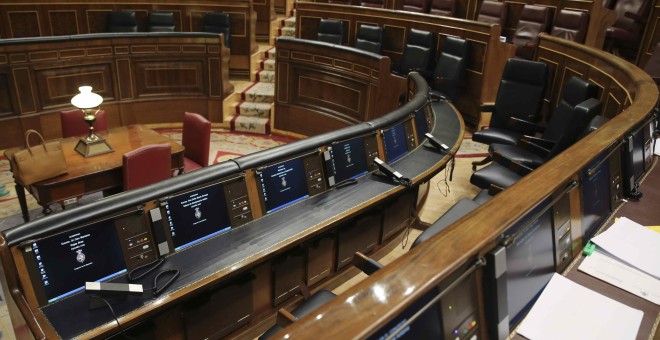 El hemiciclo del Congreso de los Diputados tras la última sesión de control al Ejecutivo con la que la Cámara Baja puso fin a la X legislatura. EFE/Ballesteros