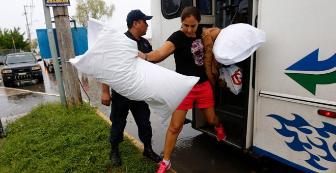 Un turista evacuado de su hotel llega a la Universidad Puerto Vallarta, utilizado como refugio mientras el huracán Patricia se acerca al complejo Playa del Pacífico en Puerto Vallarta.- HENRY ROMERO (REUTERS)