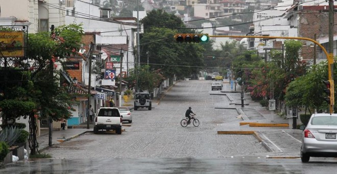 Un ciclista transita por una calle ayer, viernes 23 de octubre de 2015, en la ciudad de Puerto Vallarta en el estado de Jalisco (México).- EFE