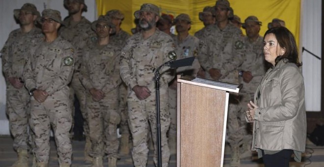 HERAT (AFGANISTÁN), 24/10/2015.- La vicepresidenta del Gobierno español, Soraya Sáenz de Santamaría (d), durante el acto de despedida de las tropas españolas destinadas en la base de Herat, tras catorce años de misión. EFE/Kiko Huesca.