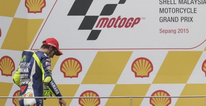 Valentino Rossi sube al podio en el Gran Premio de Malaysia. EFE//FAZRY ISMAIL