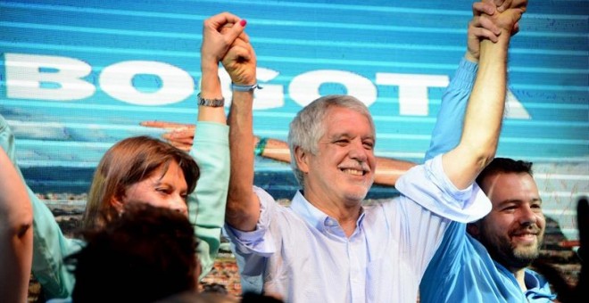 El economista y administrador Enrique Peñalosa, después de que se anunciara su victoria por la Alcaldía de Bogotá (Colombia) que durante los últimos 12 años estuvo en manos de la izquierda./ REUTERS