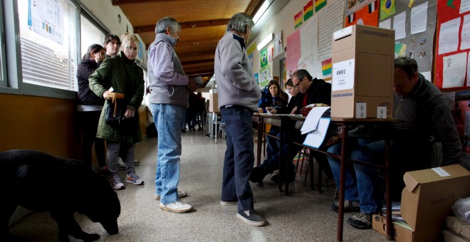 Las personas hacen cola para votar en un colegio electoral en Buenos Aires 25 de octubre de 2015. REUTERS / Martin Acosta