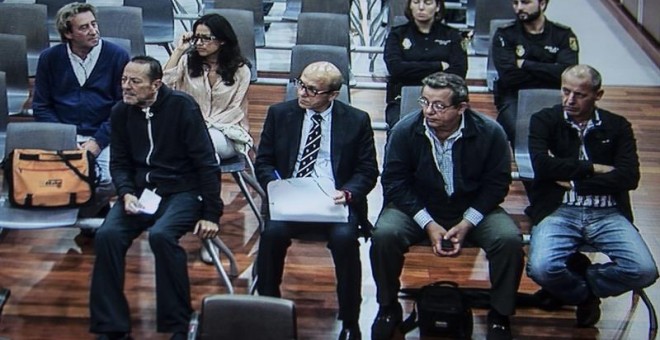 Fotografía tomada de una pantalla de la sala de prensa de la Audiencia Provincial de Málaga, del juicio que se sigue contra el exalcalde de Marbella Julián Muñoz (i), el abogado y expresidente del Sevilla F.C José María del Nido (2i), y otras díez persona