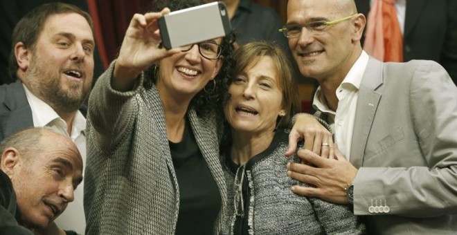 Los diputados de Junts pel Sí, Lluís LLach, Oriol Junqueras, Marta Rovira y Raül Romeva se fotografían con su compañera Carme Forcadell, elegida presidenta del Parlament de Catalunya./ EFE
