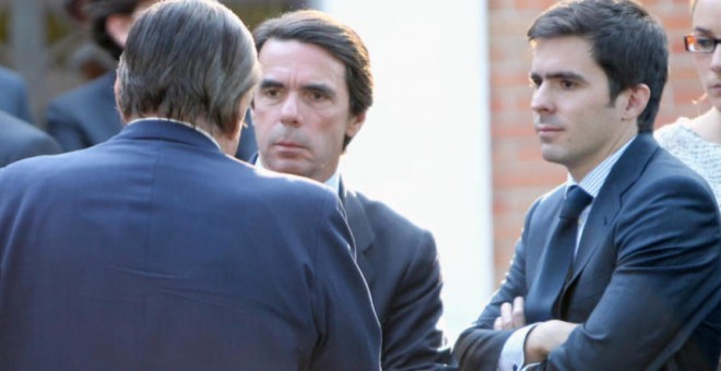 José María Aznar Botella junto a su padre, el expresidente del Gobierno. EFE