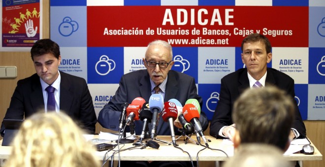 El presidente de Adicae, Manuel Pardos, y otros responsables de la asociación, durante la rueda de prensa para valorar las últimas novedades en torno a las cláusulas suelo. EFE/Ángel Díaz