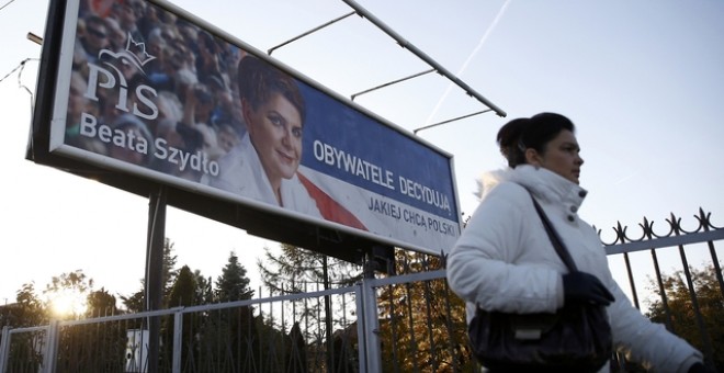 Una bandera electoral que representa Derecho y de Justicia candidato a Primer Ministro Szydlo se ve en Wasaw. REUTERS