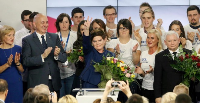 Beata Szydlo, número uno de las listas del partido 'Ley y Justicia', celebrando la victoria el pasado domingo (EFE)