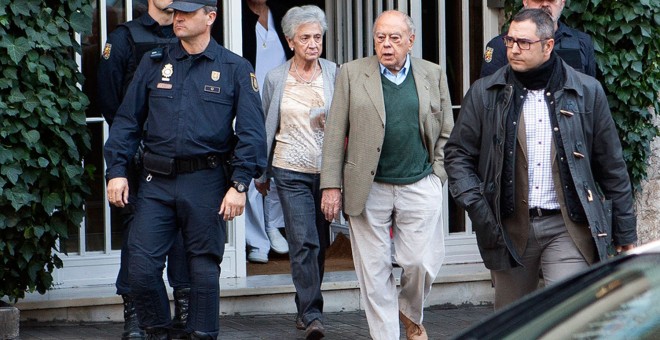 Jordi Pujol y su esposa, Marta Ferrusola, durante el registro de su casa. GUILLEM SANS