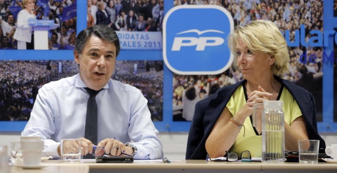 Fotografía facilitada por el PP de Madrid de su presidenta, Esperanza Aguirre (d), junto al presidente de la Comunidad de Madrid, Ignacio González. (EFE)