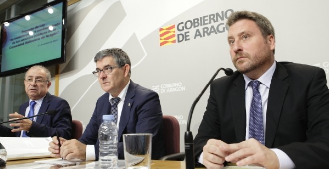 De izquierda a derecha, los consejeros Fernando Gimeno (Hacienda, PSOE), Vicente Guillén (Presidencia, PSOE) y José Luis Soro (Vertebración del Territorio, Cha), en la presentación de la reforma fiscal del Gobierno de Aragón. ARAGONHOY.NET