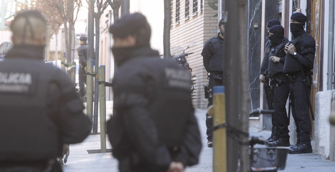 Los Mossos d'Esquadra, ante el Ateneu Llibertari de Sants donde llevan a cabo desde primeras horas de una operación  relacionada con el llamado 'caso Pandora', que en diciembre de 2014 comportó la detención de 11 jóvenes anarquistas. EFE/Marta Pérez