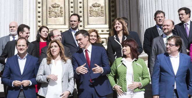 El secretario general del PSOE, Pedro Sánchez, junto a la presidenta de la Junta de Andalucía, Susana Díaz, la presidenta del partido, Micaela Navarro, el presidente de la Junta de Extremadura, Guillermo Fernández Vara, el secretario de Organización del P