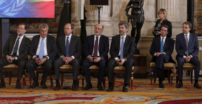 El jefe del Ejecutivo, Mariano Rajoy, junto a otras autoridades del Estado y los expresidentes Aznar y Zapatero durante el acto en el Palacio Real. / J.J. GUILLÉN