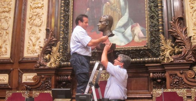 Retirada del busto del monarca Juan Carlos I. EUROPA PRESS