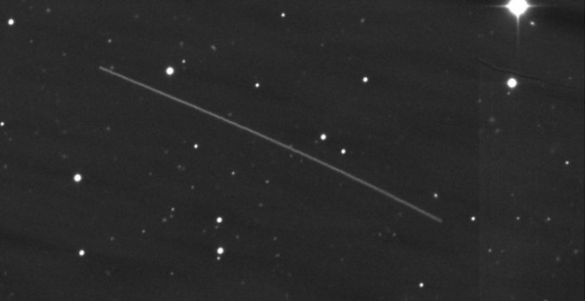 Trayectoria del NEO 2015 TB145 (trazo en la imagen sobre el fondo de estrellas) la noche del 27 de octubre durante tres horas. Las observaciones fueron realizadas desde el Telescopio Isaac Newton (INT) ubicado en el Observatorio del Roque de los Muchacho