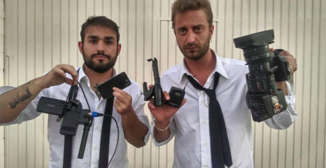 Los reporteros Alessandro Onnis y Stefano Corti posan con las cámaras del programa. / FACEBOOK LE IENE