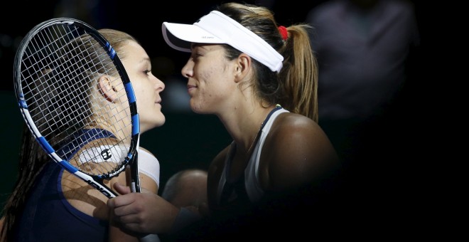 Muguruza da la enhorabuena a Radwanska tras la semifinal del Masters de Singapur. /REUTERS