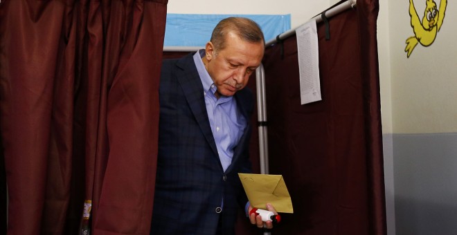 El presidente turco Tayyip Erdogan se dispone a emitir su voto en un colegio electoral en Estambul. /REUTERS