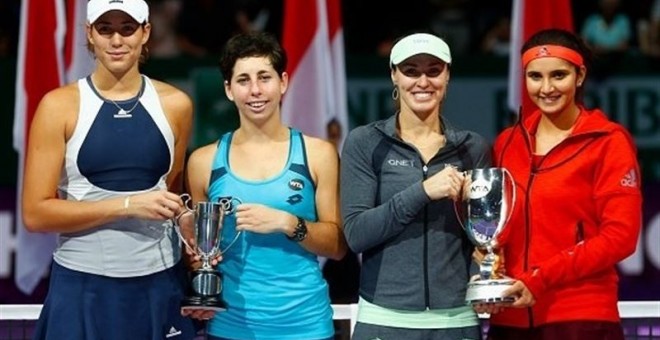 Muguruza y Suárez posan como subcampeonas del Masters femenino de dobles junto a Hingins y Mirza.
