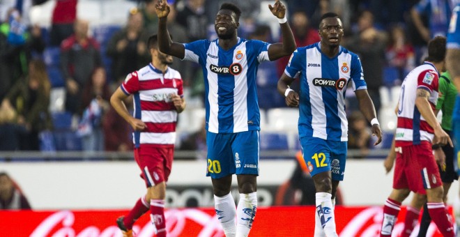 El delantero ecuatoriano del Espanyol Felipe Salvador Caicedo celebra el gol marcado ante el Granada, durante el partido de la décima jornada de Liga en el estadio Cornellà-El Prat. EFE/Alejandro García