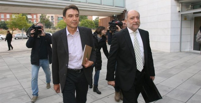 El número dos de la empresa pública Infraestructures.cat, Josep Antoni Rosell, junto a uno de sus abogados. EFE
