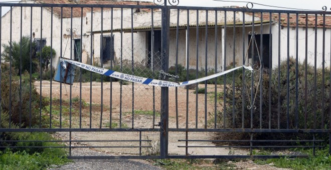 Vivienda en el término municipal de Elche en la que una mujer de unos 40 años ha sido asesinada, presuntamente, a manos de su pareja, en lo que parece ser un caso de violencia de género. EFE/MORELL