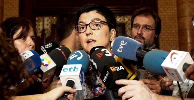 La portavoz del PSC en el Parlament, Eva Granados, atiende hoy a los medios de comunicación, tras la reunión que han mantenido en la cámara catalana C's, el PPC y el PSC para hacer un frente común y frenar la reunión de la Junta de Portavoces convocada p
