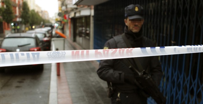 Varios efectivos de la Policía Nacional en la calle del madrileño barrio de Vallecas en la operación contra personas vinculadas al Estado Islámico. EFE/Víctor Lerena