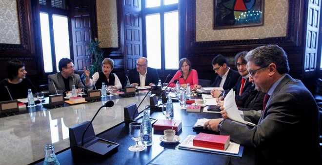 De iz a der: Los diputados, Anna Gabriel (CUP), Joan Josep Nuet (CSQP), Anna Simó (JXSí) , Lluís M. Corominas (JXS), la presidenta del Parlament, Carme Forcadell, José María Espejo-Saavedra (C's), David Pérez (PSC), Ramona Barrufet (JXSí) y Enric Millo (P