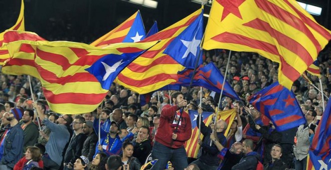 Aficionados muestran banderas esteladas en el minuto 17:14 del partido entre Barcelona y Eibar el pasado 25 de octubre. /EFE