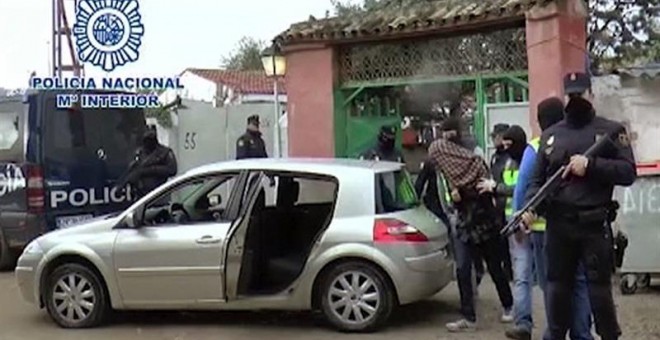 Detención en el poblado chabolista de la Cañada Real, conocido como el 'supermercado' de la droga, de uno de los tres supuestos yihadistas detenidos. EFE