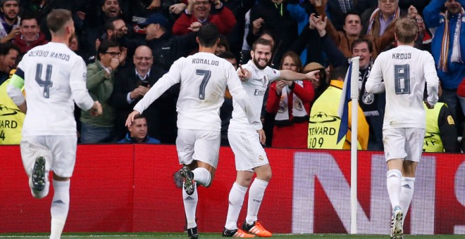 Nacho celebra con sus compañeros su gol al PSG. Reuters / Juan Medina