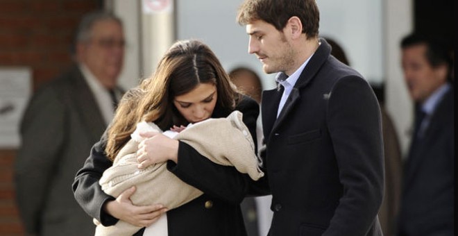 Sara Carbonero e Iker Casillas a la salida del hospital con su primer hijo, Martín, en brazos.