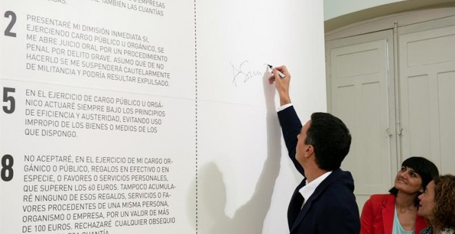 El secretario general del PSOE, Pedro Sánchez, firma el código ético del partido como compromiso de transparencia, durante un acto celebrado en el Museo ABC de Madrid junto a una veintena de candidatos socialistas que también han suscrito el mencionado co