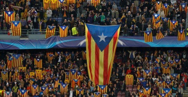 Los seguidores del FC Barcelona protestan la sanción de la UEFA enseñando esteladas durante el encuentro correspondiente a la fase de grupos de la Liga de Campeones entre el FC Barcelona y el FC Bate Borisov, disputado esta noche en el Camp Nou . EFE/Quiq