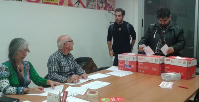 Militantes de Esquerra Unida i Alternativa depositan su voto ayer. /EUiA