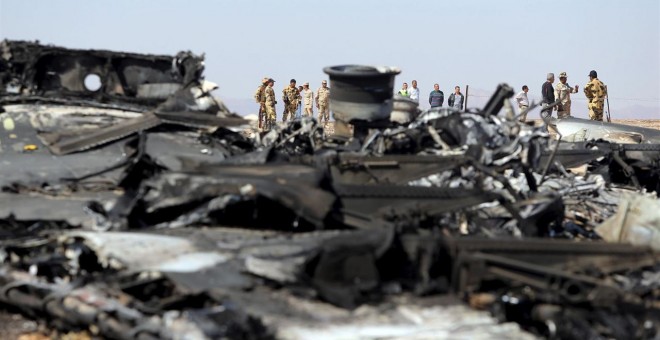 Restos del avión ruso siniestrado en la península del Sinaí el pasado sábado. /REUTERS