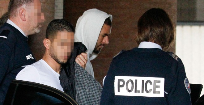 Karim Benzema saliendo de los juzgados de Versalles. /AFP