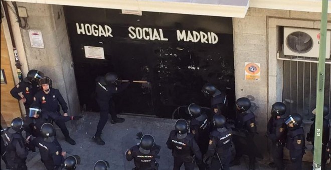 Varios agentes de Policía intentan derribar la puerta del edificio okupado.- Imagen de archivo